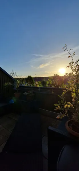 Helle 2-Zimmer-Dachgeschosswohnung mit großer Terrasse und Weitblick über Westend – provisionsfrei — photo 1